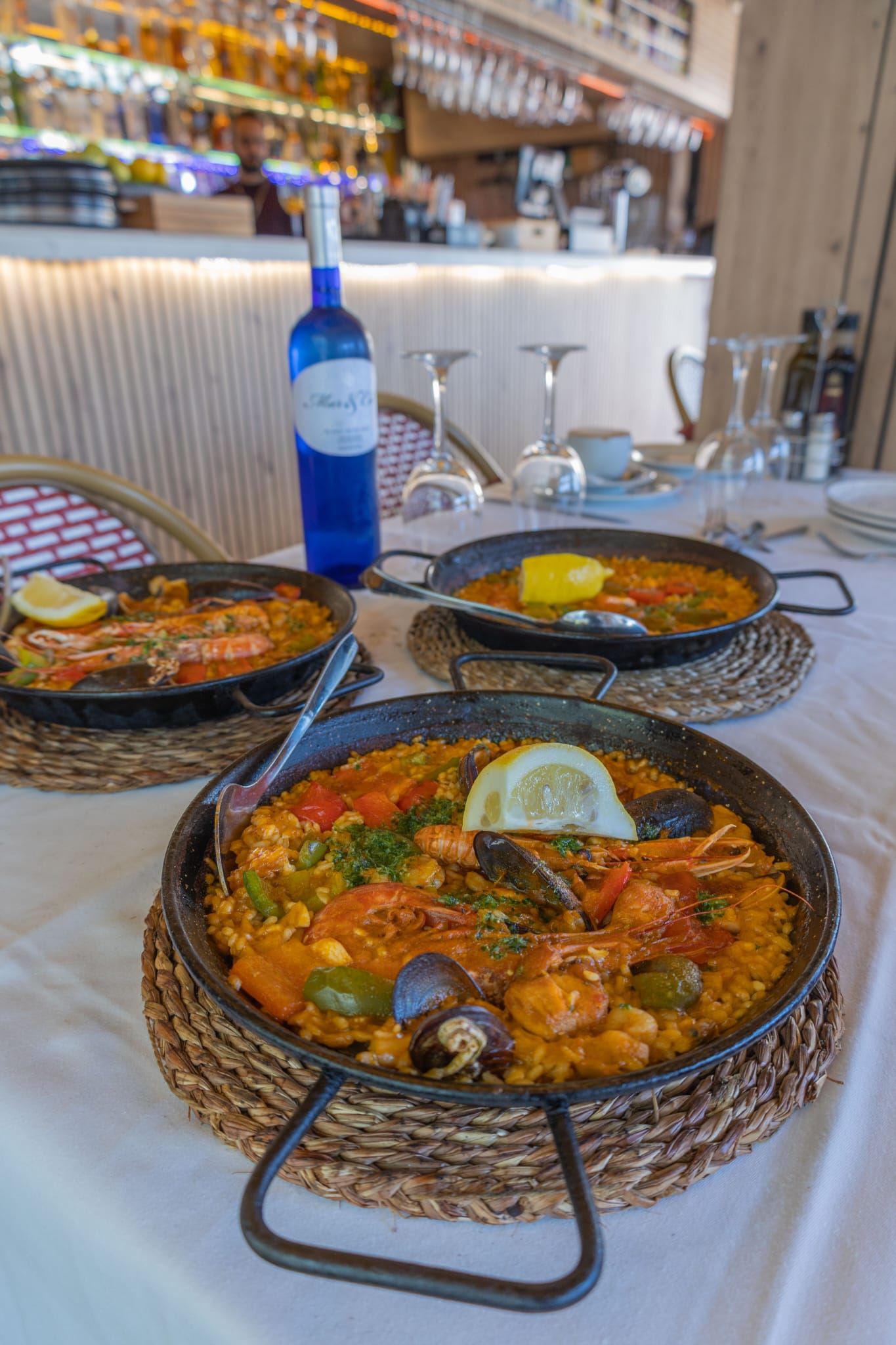 Paella mediterránea en Tapas y Mar