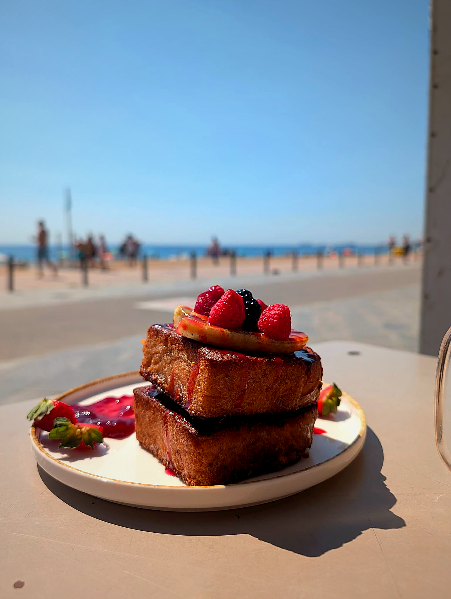 Tapas mediterráneas servidas en una terraza