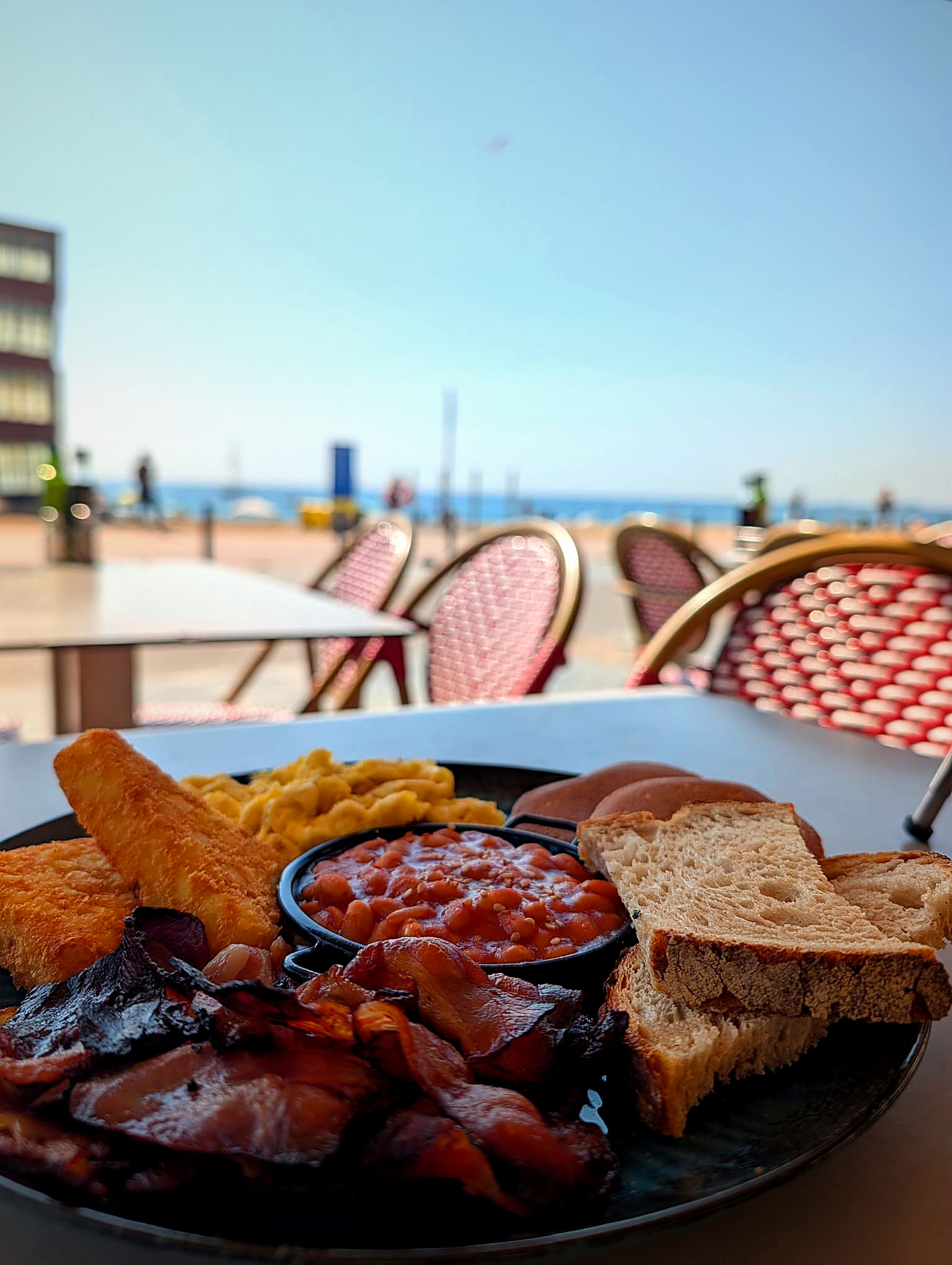 Restaurante mediterráneo con ambiente acogedor