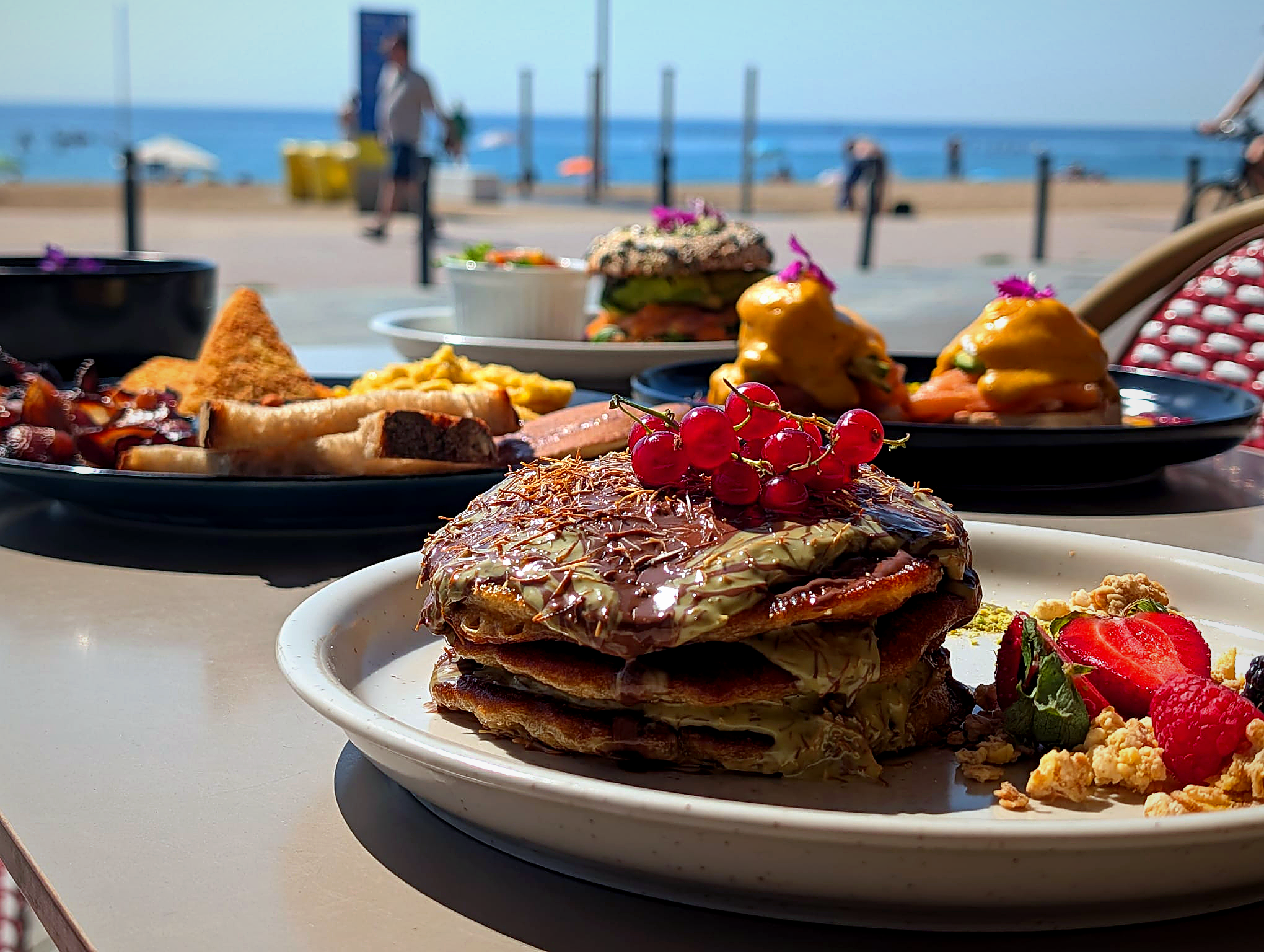 Mesa completa de brunch junto a la playa
