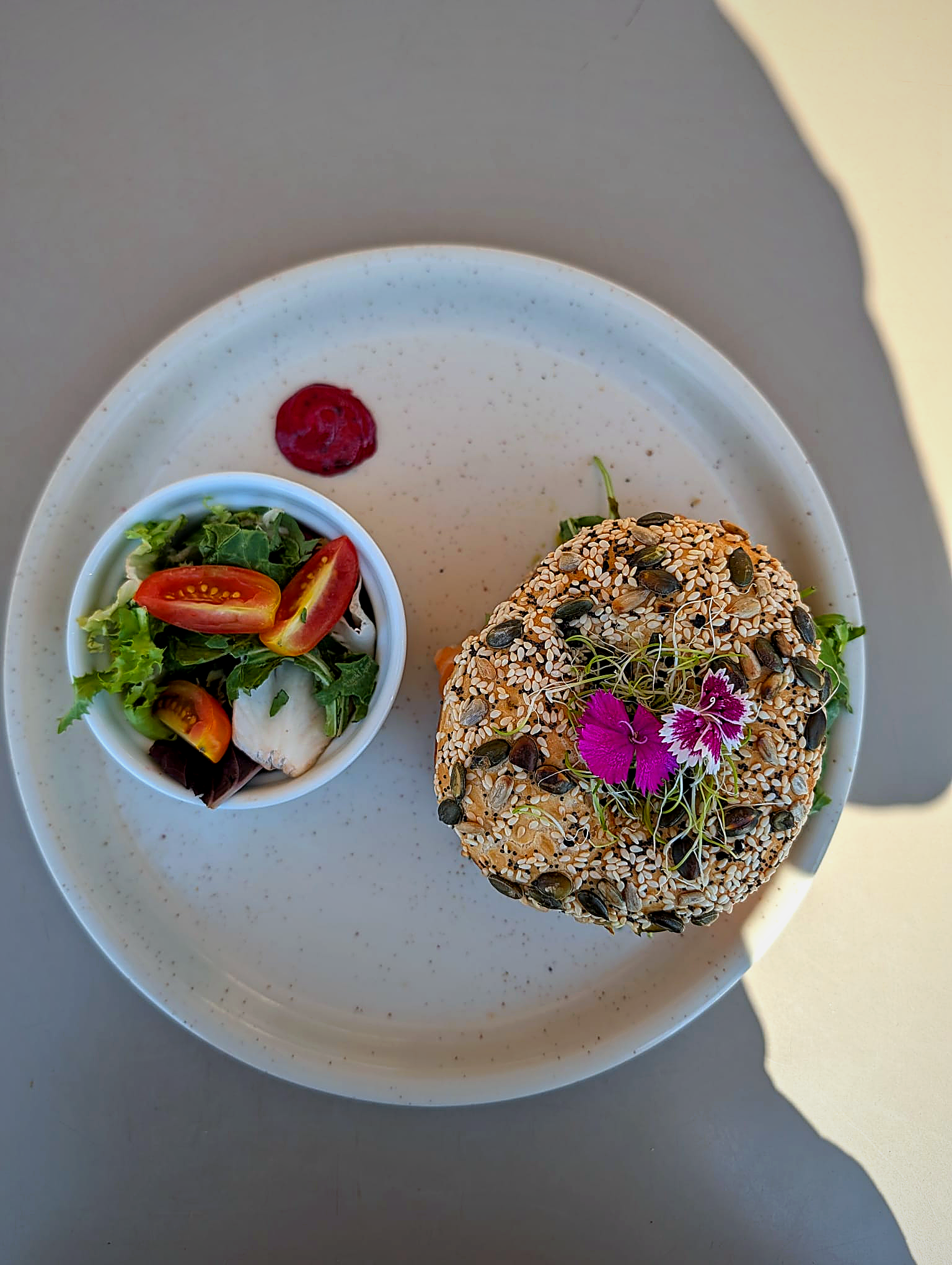 Bagel de salmón visto desde arriba