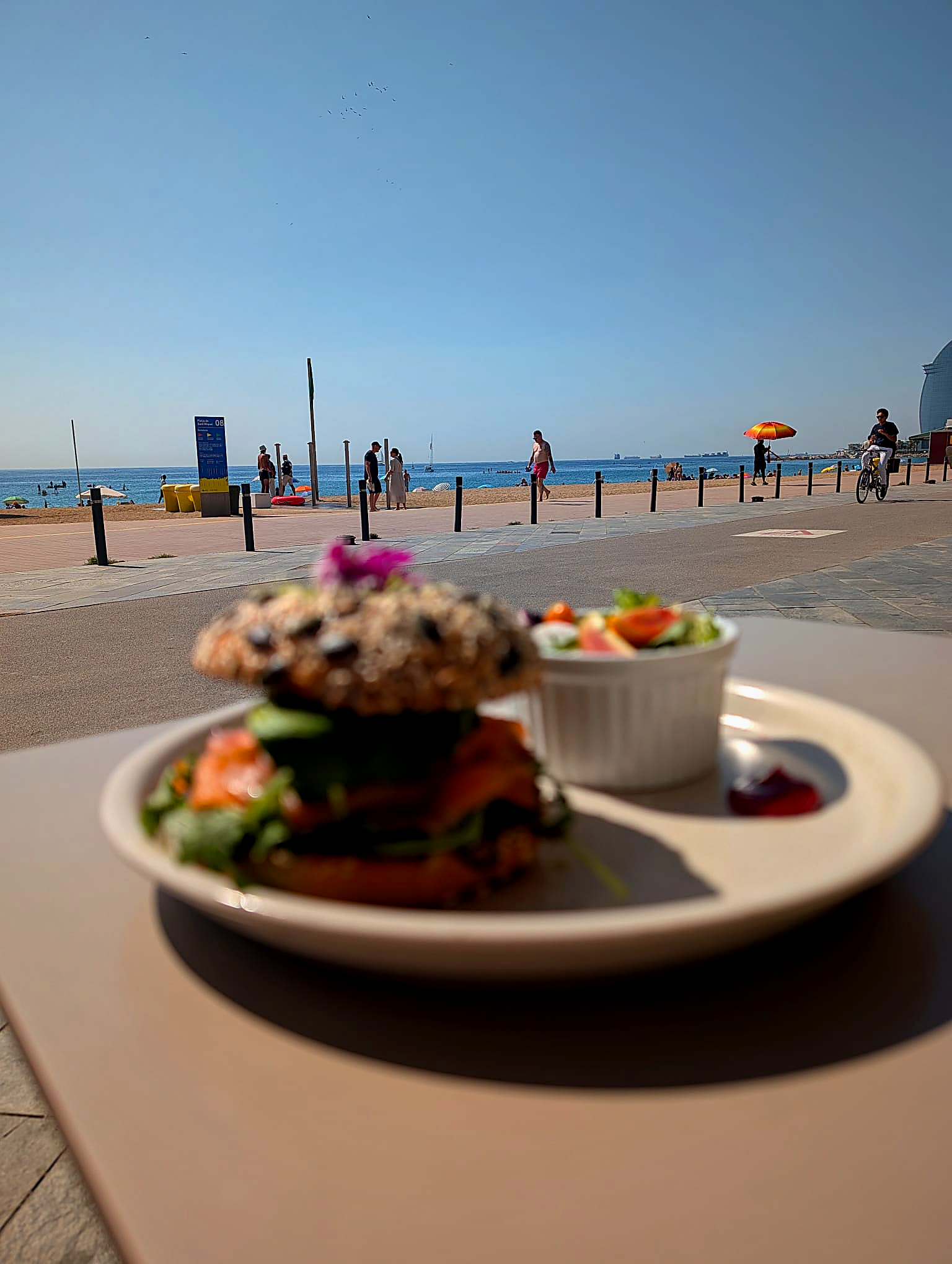 Mesa de restaurante mediterráneo junto al mar